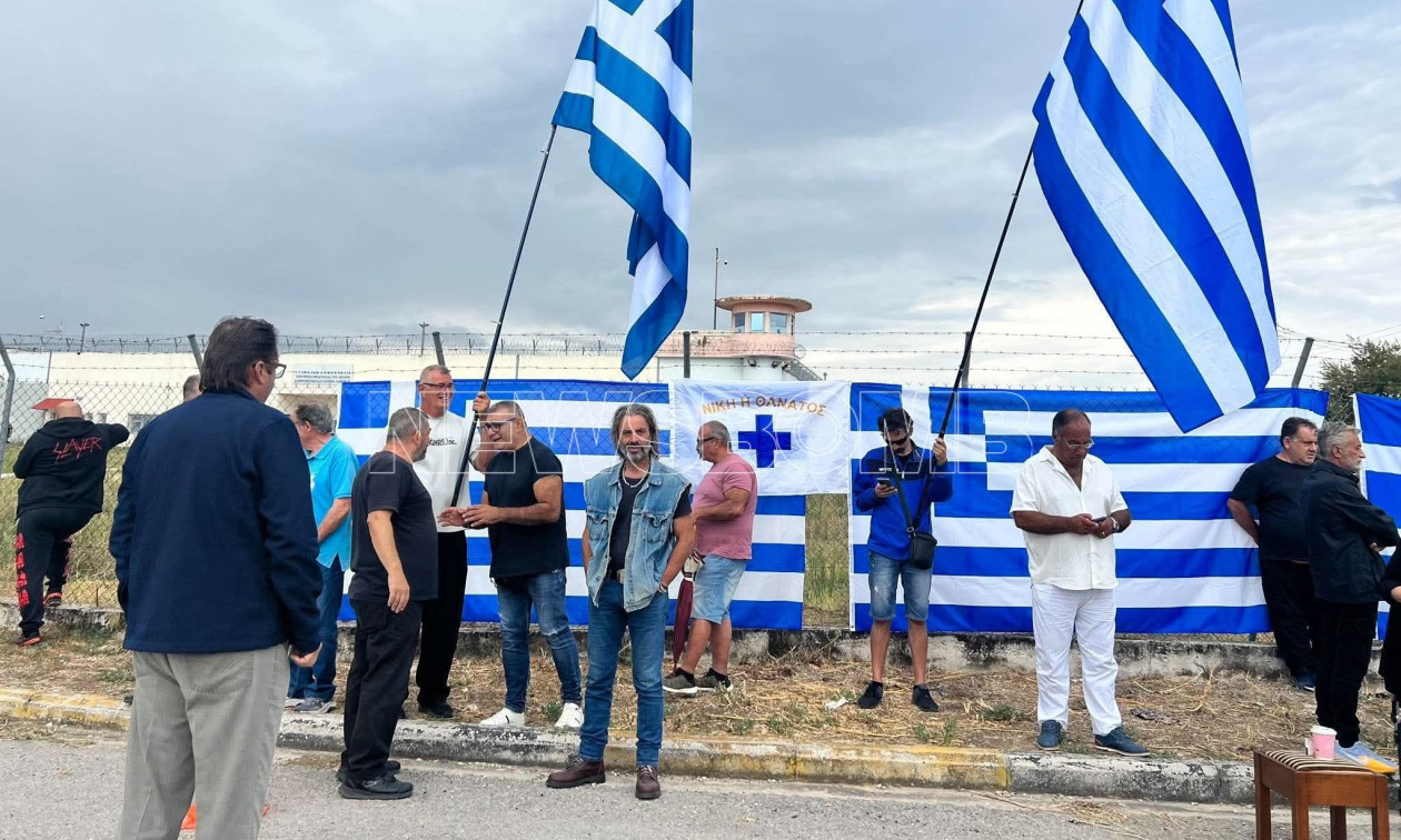 Ηλίας Κασιδιάρης – αποφυλάκιση: Δεκάδες υποστηρικτές περιμένουν να τον υποδεχθούν έξω από τη φυλακή