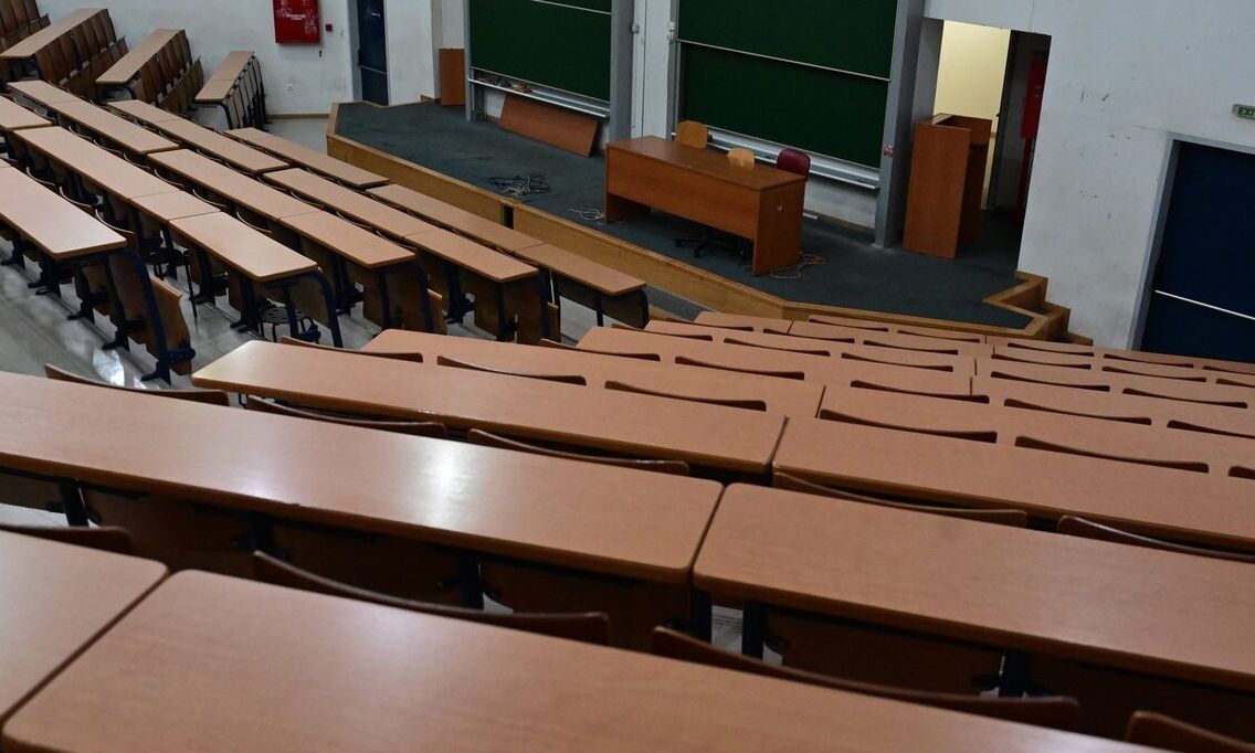 Μη κρατικά πανεπιστήμια – Αναγνώριση χρόνου σπουδών: Καταγγελία Λαζαράτου για βραδινή τροπολογία
