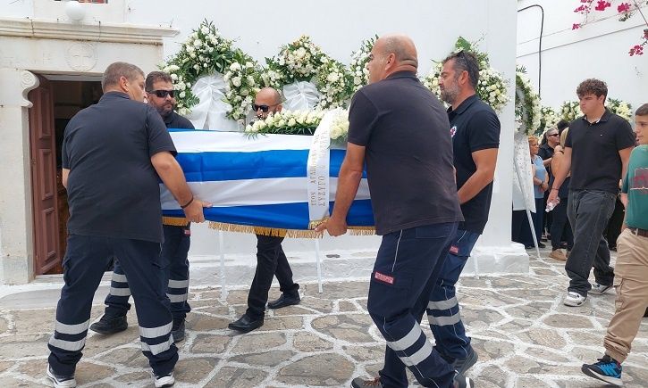 Αντίπαρος: Συγκίνηση και πλήθος κόσμου στην κηδεία του δημάρχου, Αναστάσιου Φαρούπου –