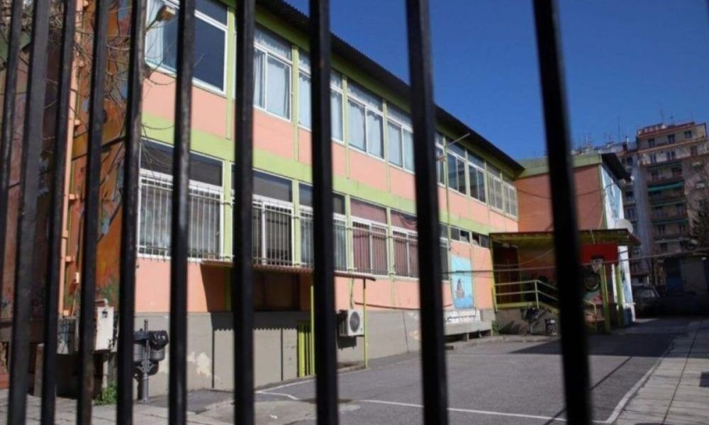 Θεσσαλονίκη: Χτύπησαν συμμαθητή τους και του πέταξαν πέτρα έξω από σχολείο – Στο νοσοκομείο το θύμα