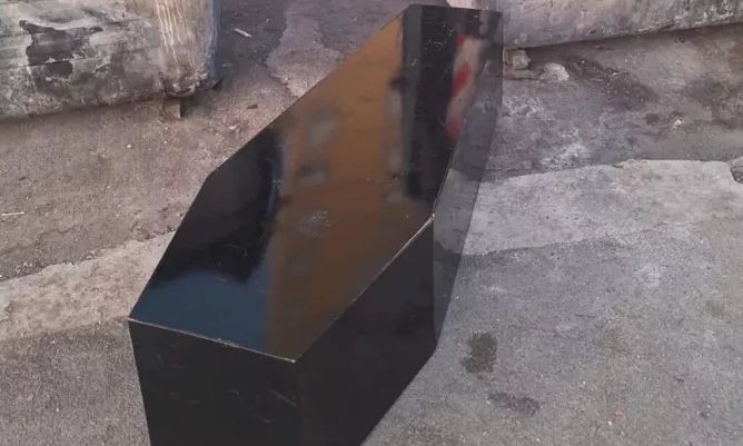 Κεφαλονιά: Τύπωσε κηδειόχαρτο αφού μάλωσε με τον αδελφό του και αναστάτωσε το Αργοστόλι