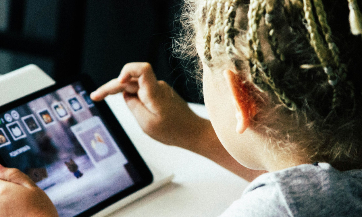 EU KIDS Act: «Τσεκούρι» στα social media για παιδιά κάτω των 13 ετών – Τι προβλέπεται ως τα 15