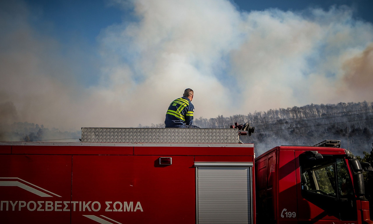 Φωτιά στη Νίσυρο – Επιχειρούν τέσσερα εναέρια μέσα