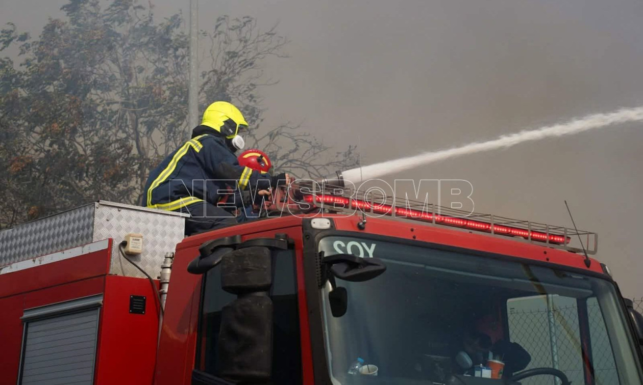 Ρέντη: Μικρές, διάσπαρτες εστίες στο σημείο της φωτιάς – Δεν υπάρχει κίνδυνος