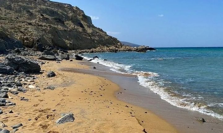 Χαλκιδική: 64χρονη λουόμενη γλίστρησε από βράχο στις Καβουρότρυπες και τραυματίστηκε