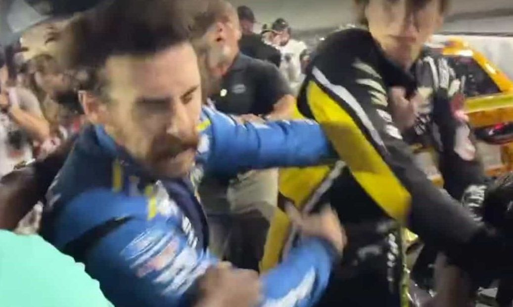 NASCAR: Δύο οδηγοί μετέτρεψαν σε ρινγκ τα pits – Έριξαν μπουνιές και κλωτσιές – Βίντεο