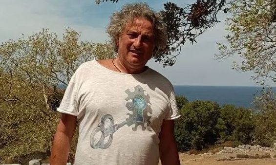 Νάσος Κομιανός: Από ελαιοχρωματιστής…. υπνοθεραπευτής στο Κολωνάκι – Η σχέση με τον Μαζωνάκη