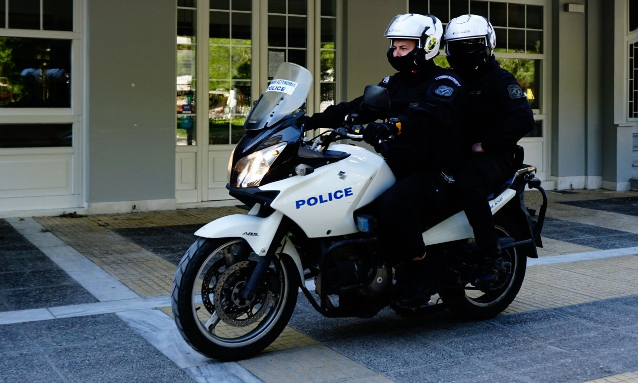 Χανιά: Φυλούσαν κρυμμένα τα ναρκωτικά σε φοίνικα σχολείου – Χειροπέδες σε 20χρονο και 23χρονο
