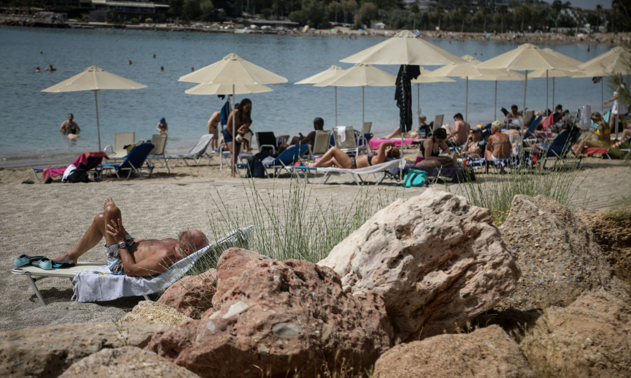 Βουλιαγμένη: Στον ανακριτή ο 76χρονος και η 21χρονη για τον θάνατο του 82χρονου στην πλαζ