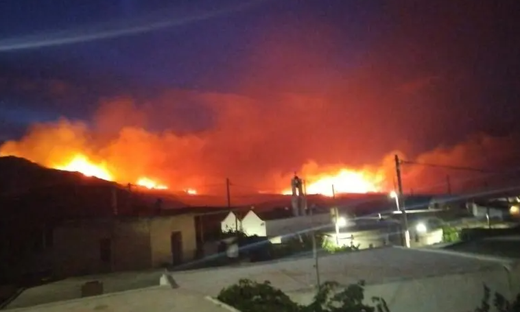 Φωτιά στη Σητεία: Εθελοντές εγκλωβίστηκαν στις φλόγες