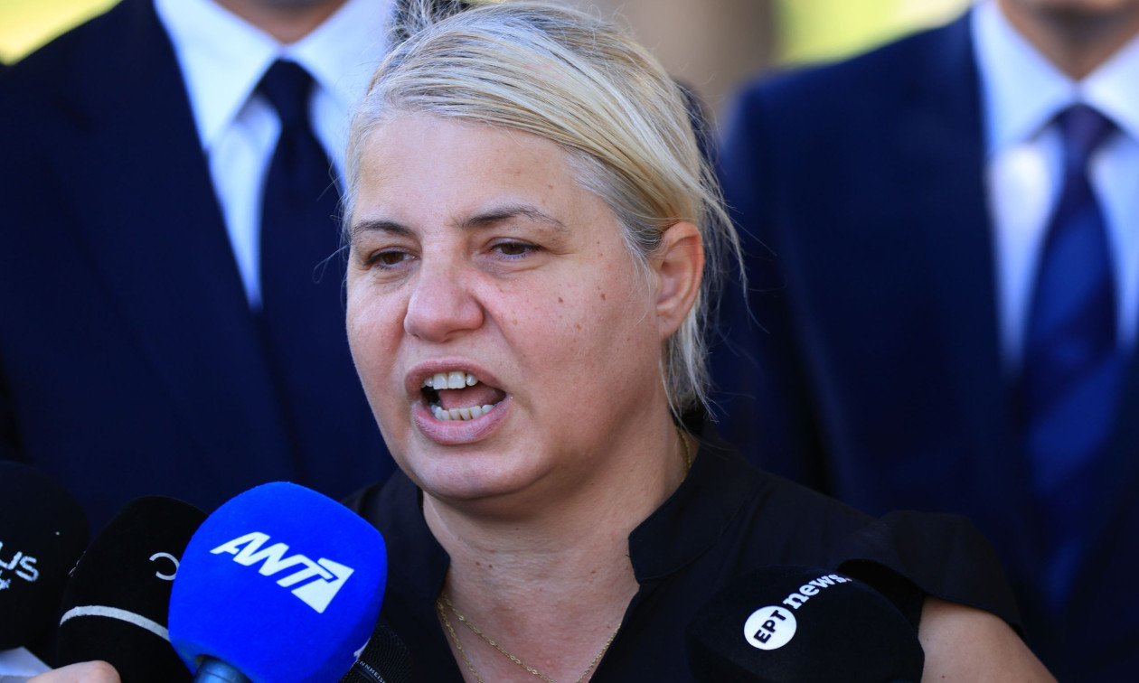 Τέμπη: Βουρκωμένη κατέθεσε η Άλμα Λάττα, μητέρα της Κλαούντια – Λιποθύμησε μέσα στην αίθουσα