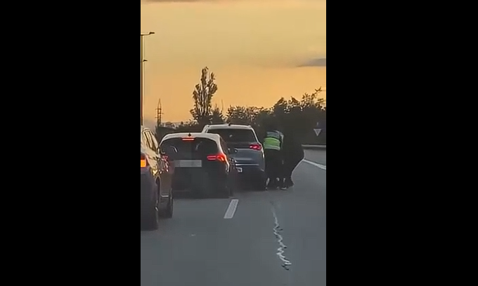 Σοκαριστικές σκηνές στη Βαρκελώνη: Ψεύτικοι αστυνομικοί απαγάγουν άνδρα στη μέση του δρόμου