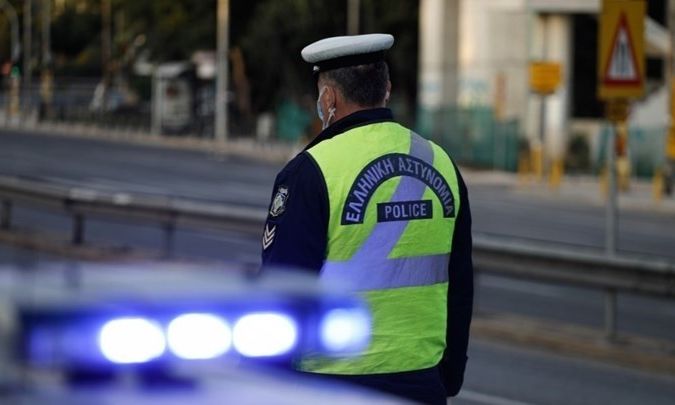 ΕΛ.ΑΣ: Έρευνα των αδιάφθορων για αστυνομικό που φέρεται να χρηματιζόταν για να σβήνει κλήσεις