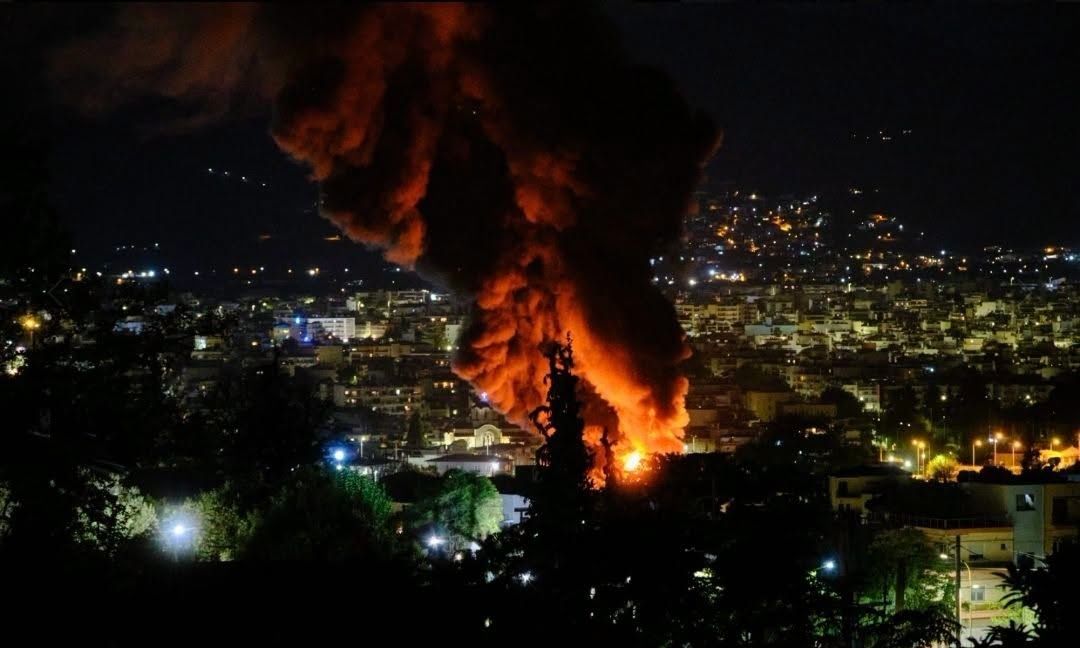 Βόλος: Φωτιά σε ελαστικά σήκωσε πυκνό καπνό – Ολονύχτια μάχη των πυροσβεστών