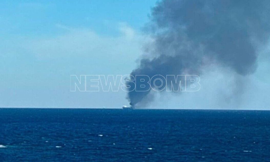Blue Carrier 2: Στην Τήνο ρυμουλκήθηκε το πλοίο – Συνεχίζεται η μάχη με τις φλόγες