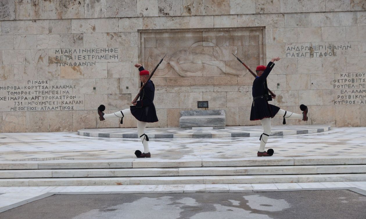 Αλλάζει πρόσωπο ο Άγνωστος Στρατιώτης: Μάρμαρο αντί για άσφαλτο μπροστά από το μνημείο