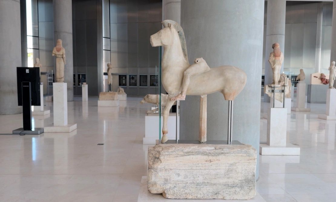 Μουσείο Ακρόπολης: Το Άγαλμα του Ιππέα επέστρεψε στις προθήκες μετά τη συντήρησή του